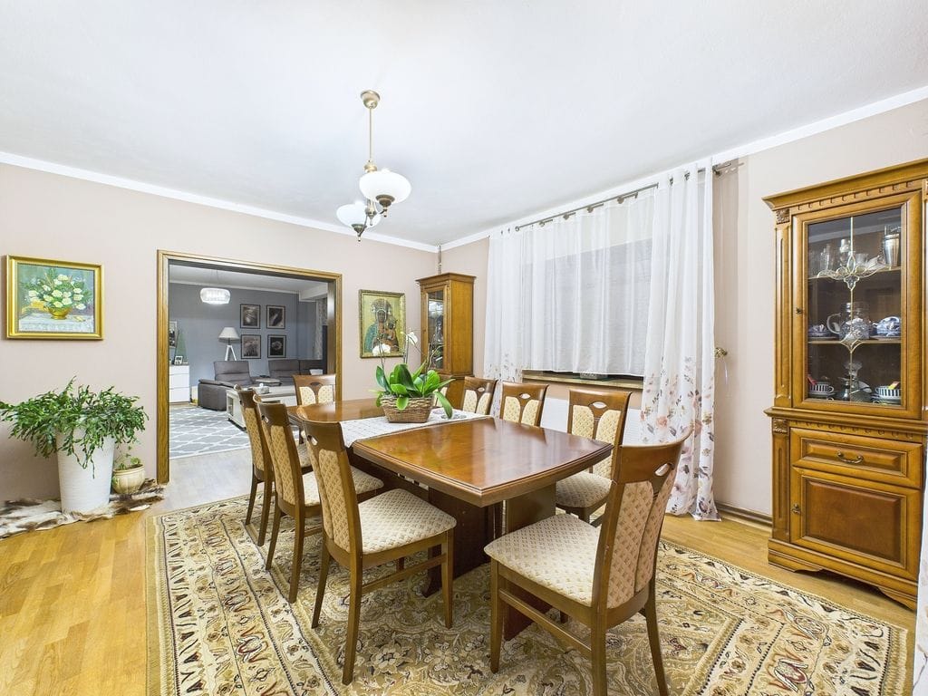 Dom 9 pokojowe na Sprzedaż