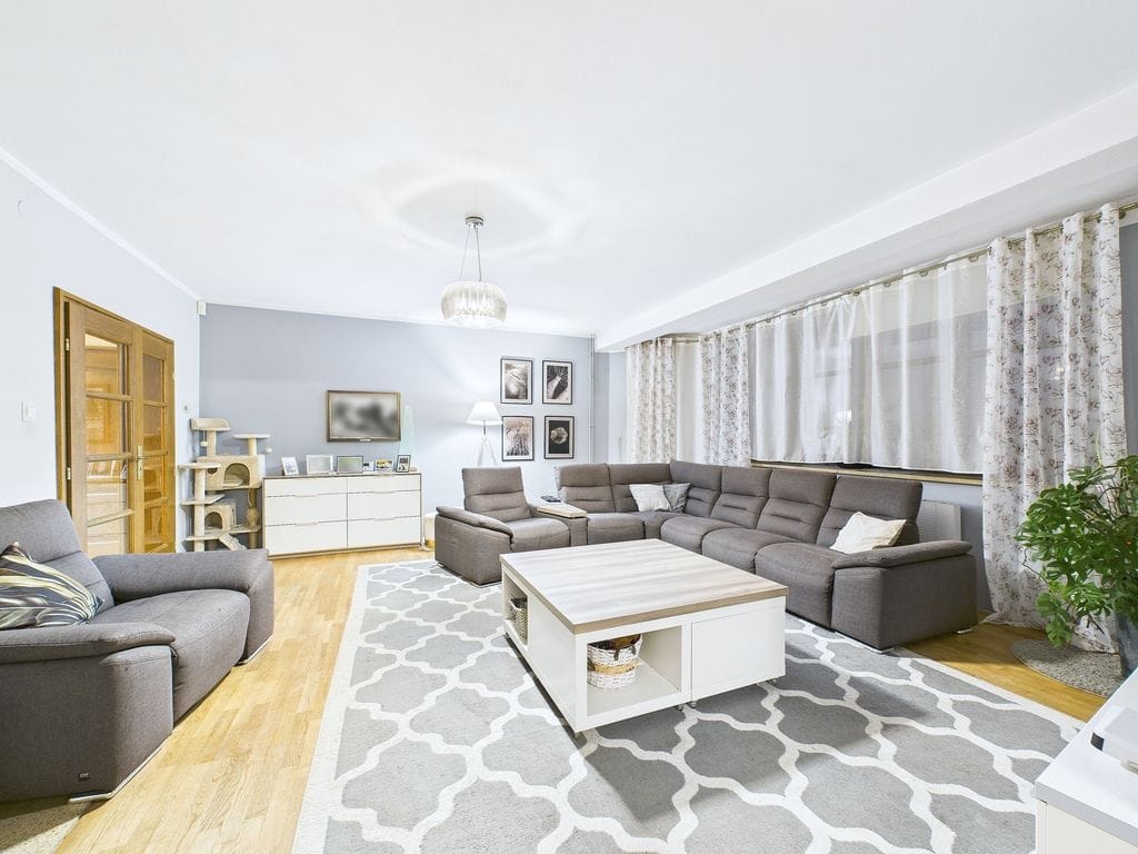 Dom 9 pokojowe na Sprzedaż