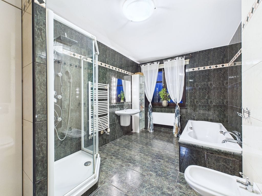 Dom 9 pokojowe na Sprzedaż