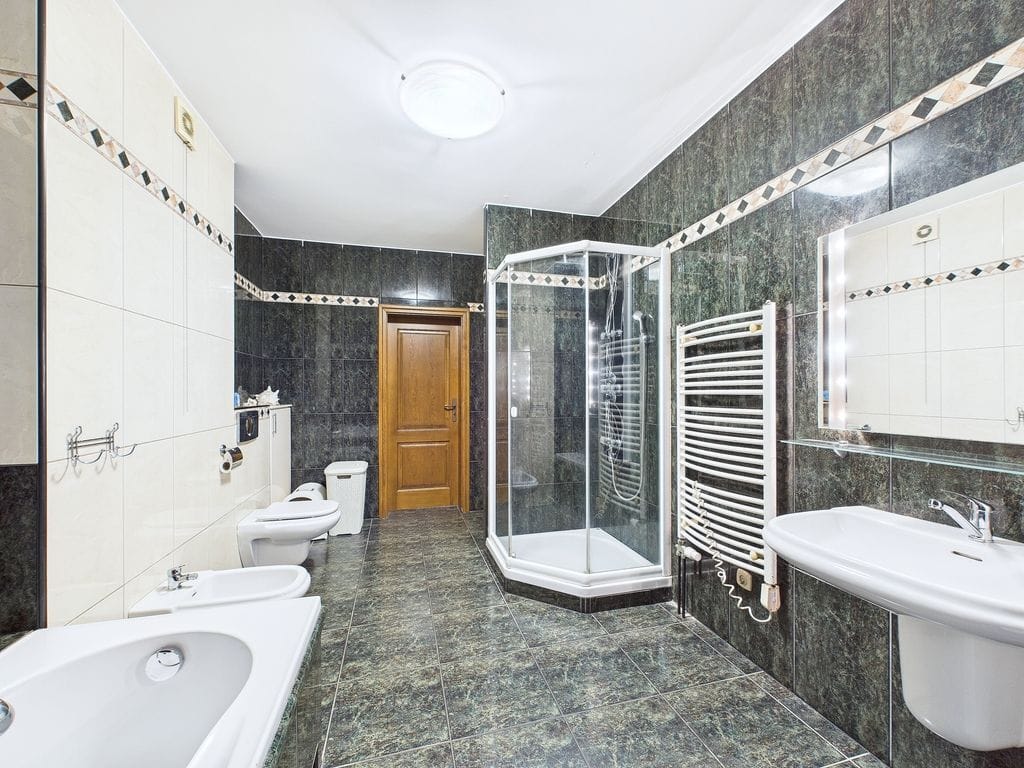 Dom 9 pokojowe na Sprzedaż