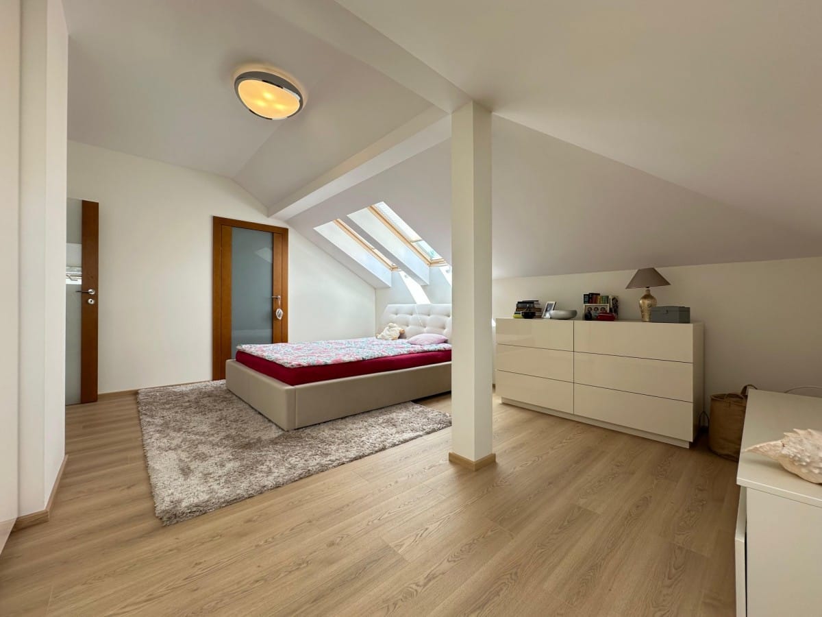 Mieszkanie 6 pokojowe na Sprzedaż