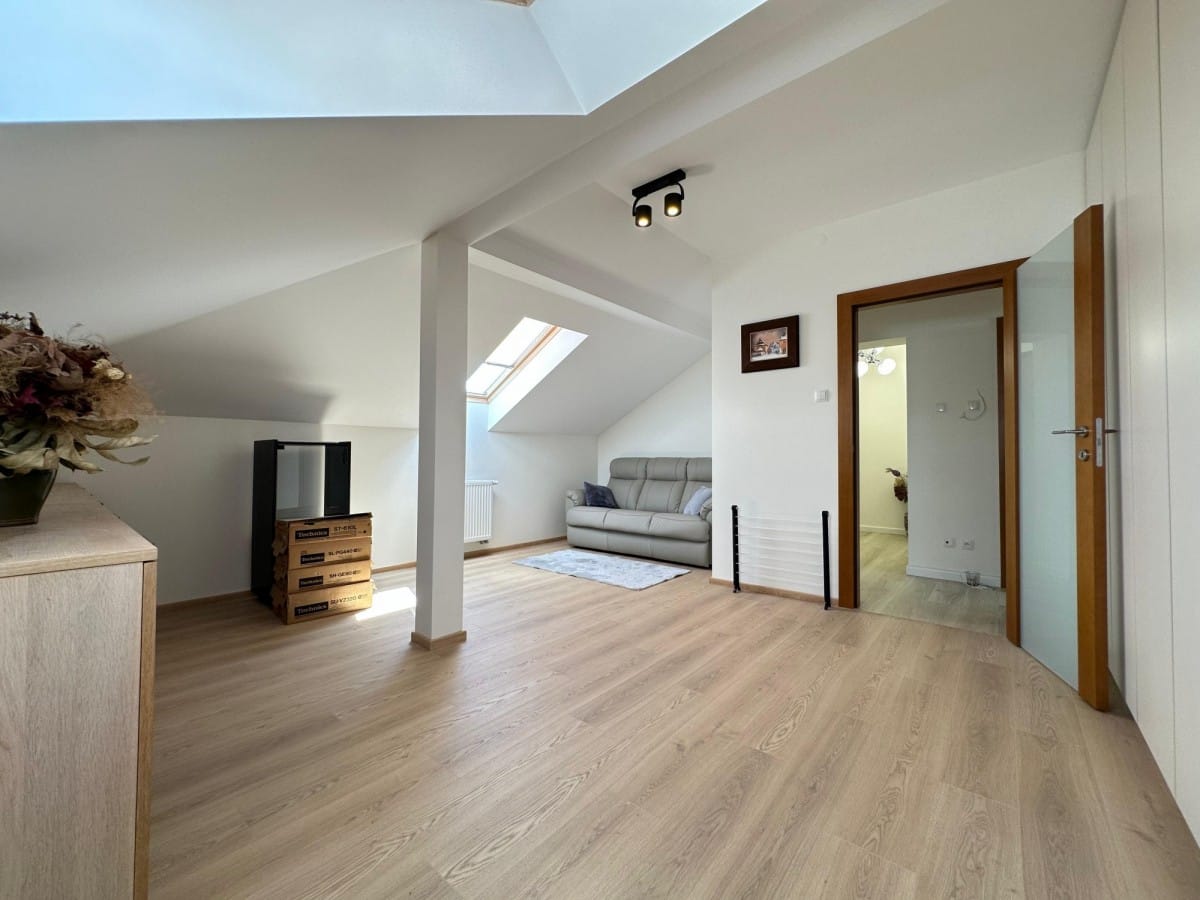 Mieszkanie 6 pokojowe na Sprzedaż