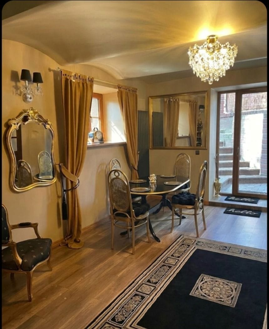 Mieszkanie 8 pokojowe na Sprzedaż