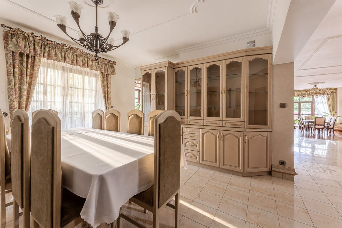 Dom 10 pokojowe na Sprzedaż