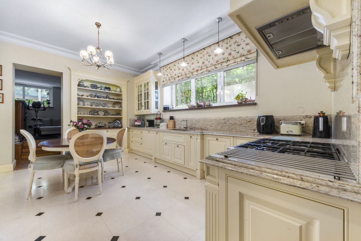 Dom 8 pokojowe na Sprzedaż