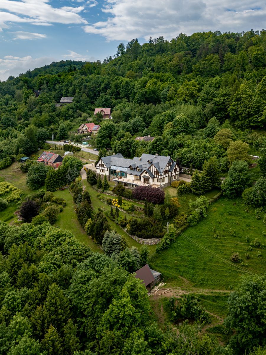 Dom 18 pokojowe na Sprzedaż