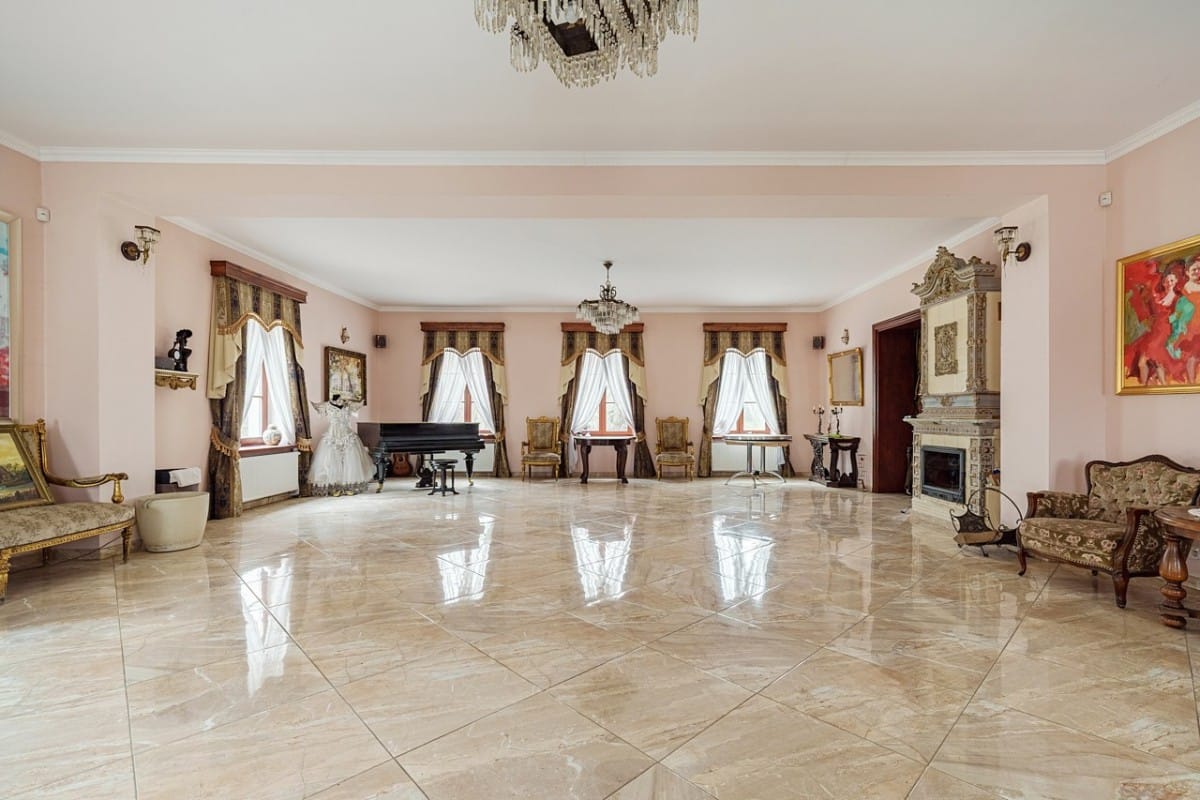 Dom 16 pokojowe na Sprzedaż