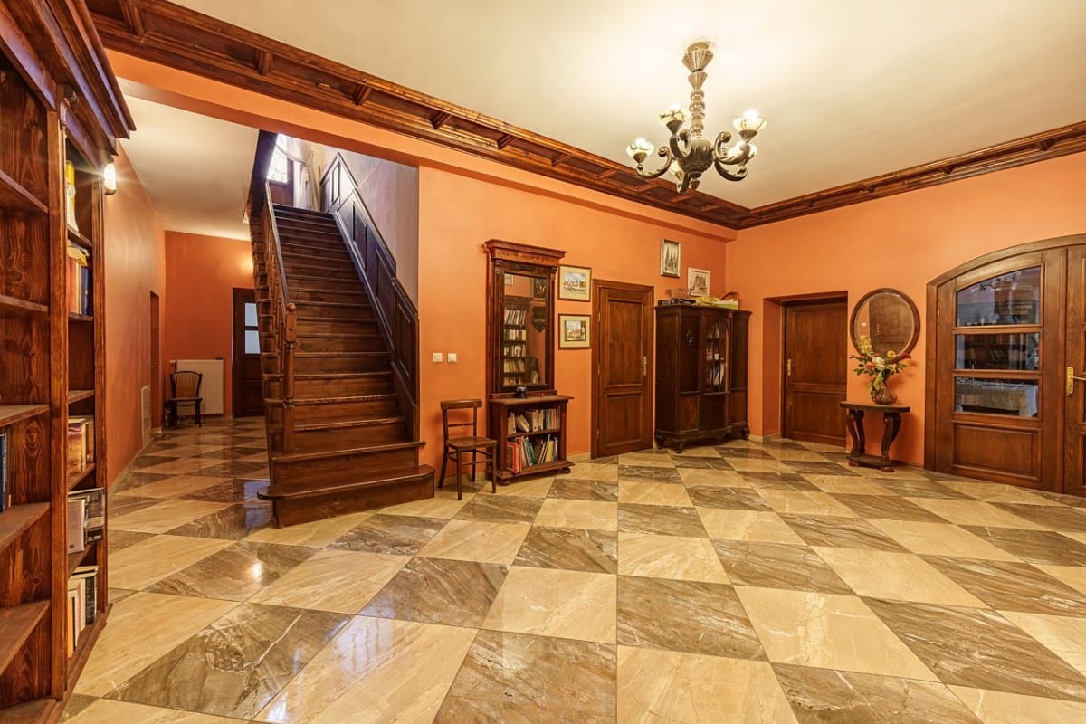 Dom 16 pokojowe na Sprzedaż