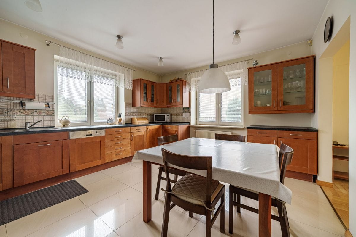 Dom 8 pokojowe na Sprzedaż