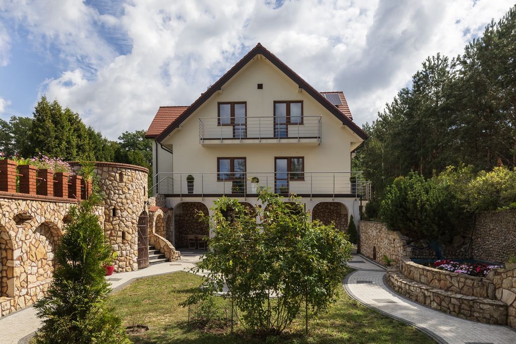 Dom 8 pokojowe na Sprzedaż