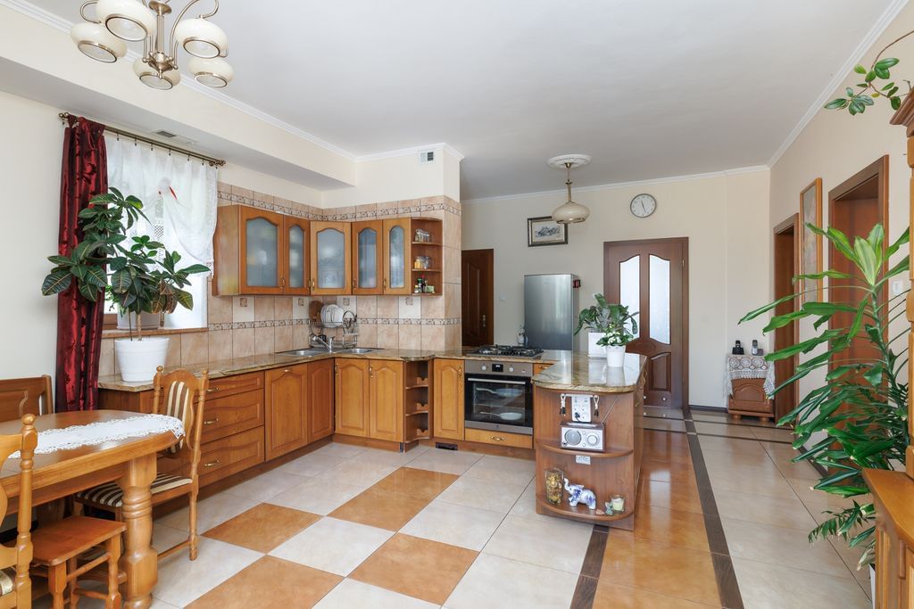 Dom 8 pokojowe na Sprzedaż