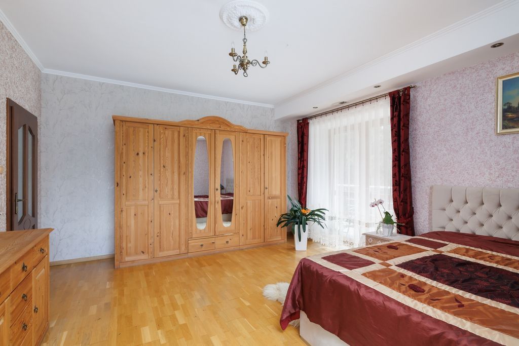 Dom 8 pokojowe na Sprzedaż