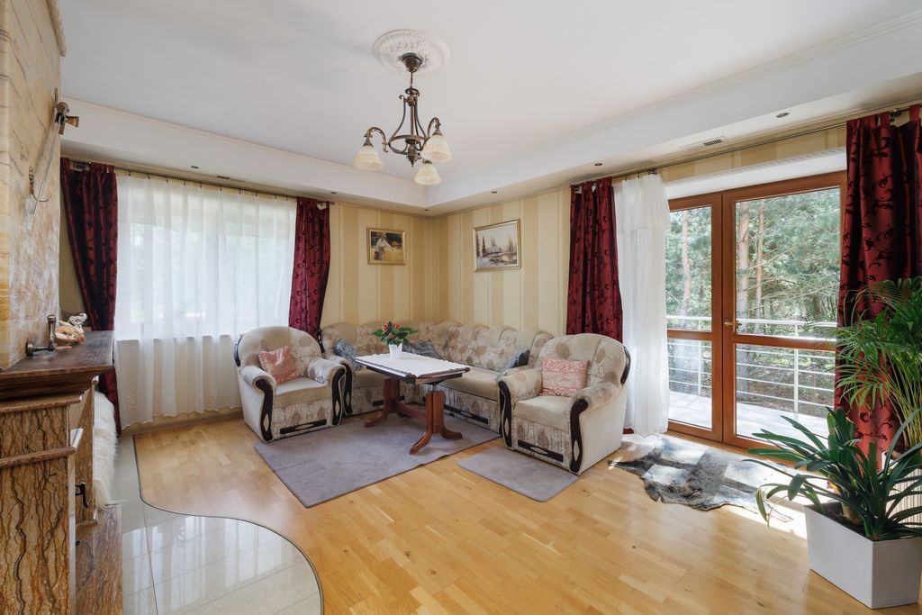 Dom 8 pokojowe na Sprzedaż