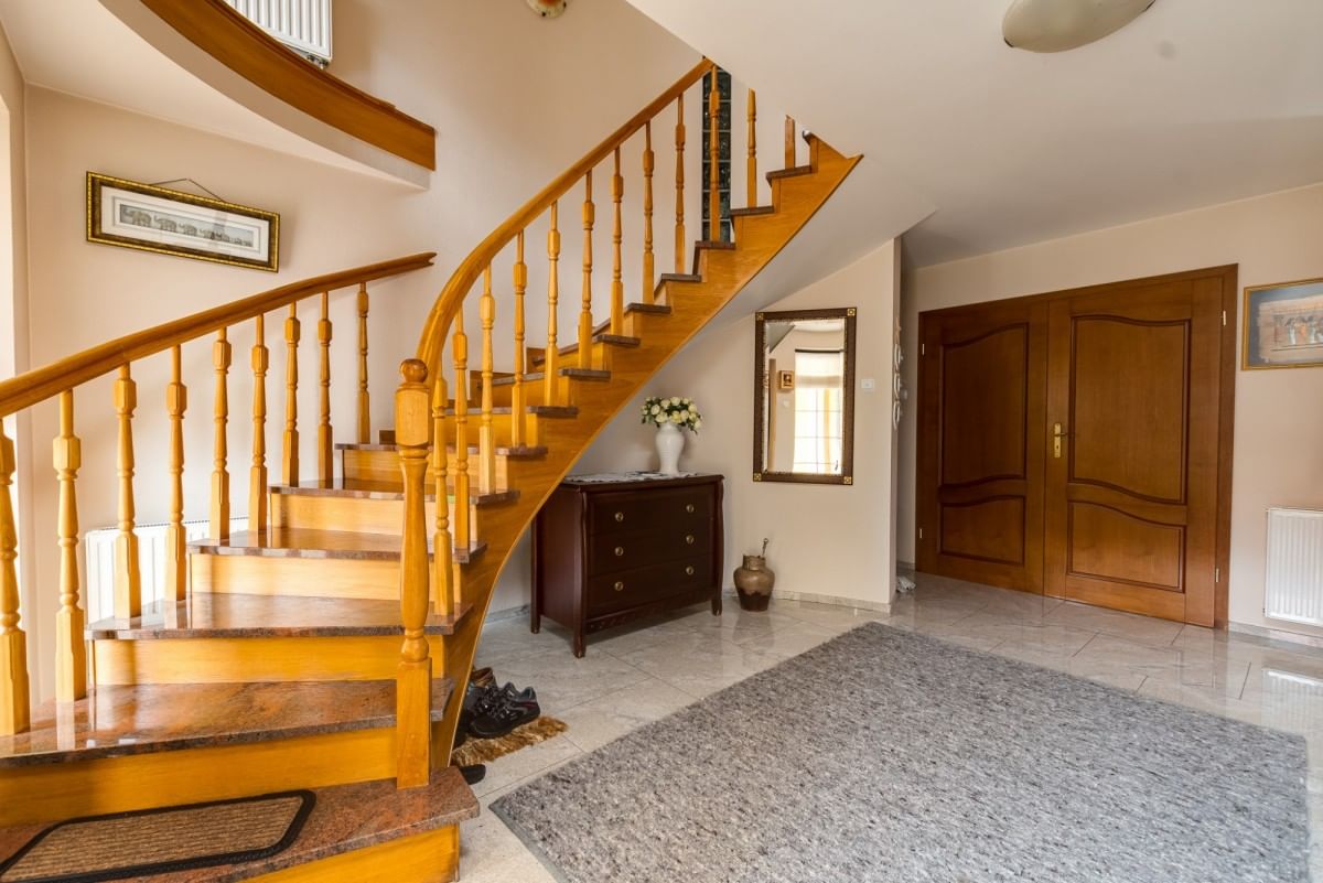 Dom 8 pokojowe na Sprzedaż