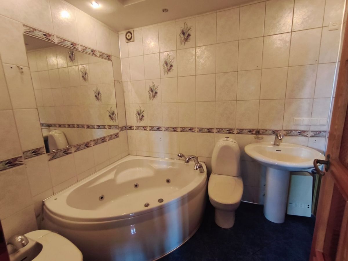 Dom 8 pokojowe na Sprzedaż