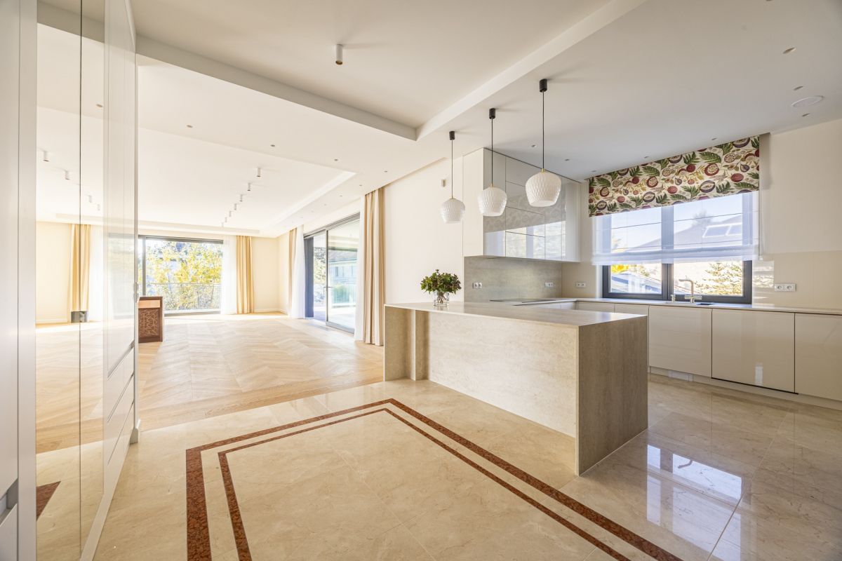 Mieszkanie 6 pokojowe na Wynajem