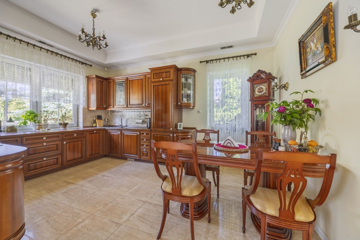 Dom 8 pokojowe na Sprzedaż