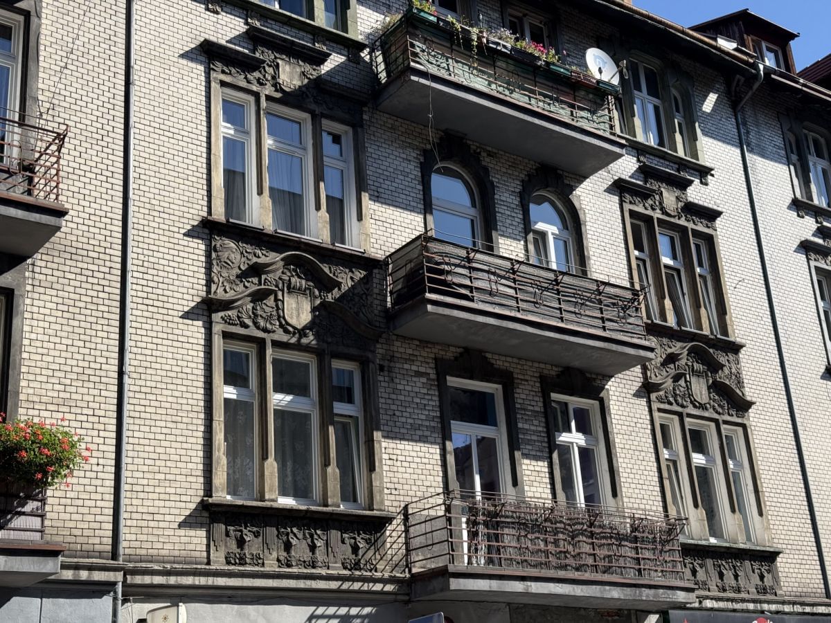 Dom 80 pokojowe na Sprzedaż
