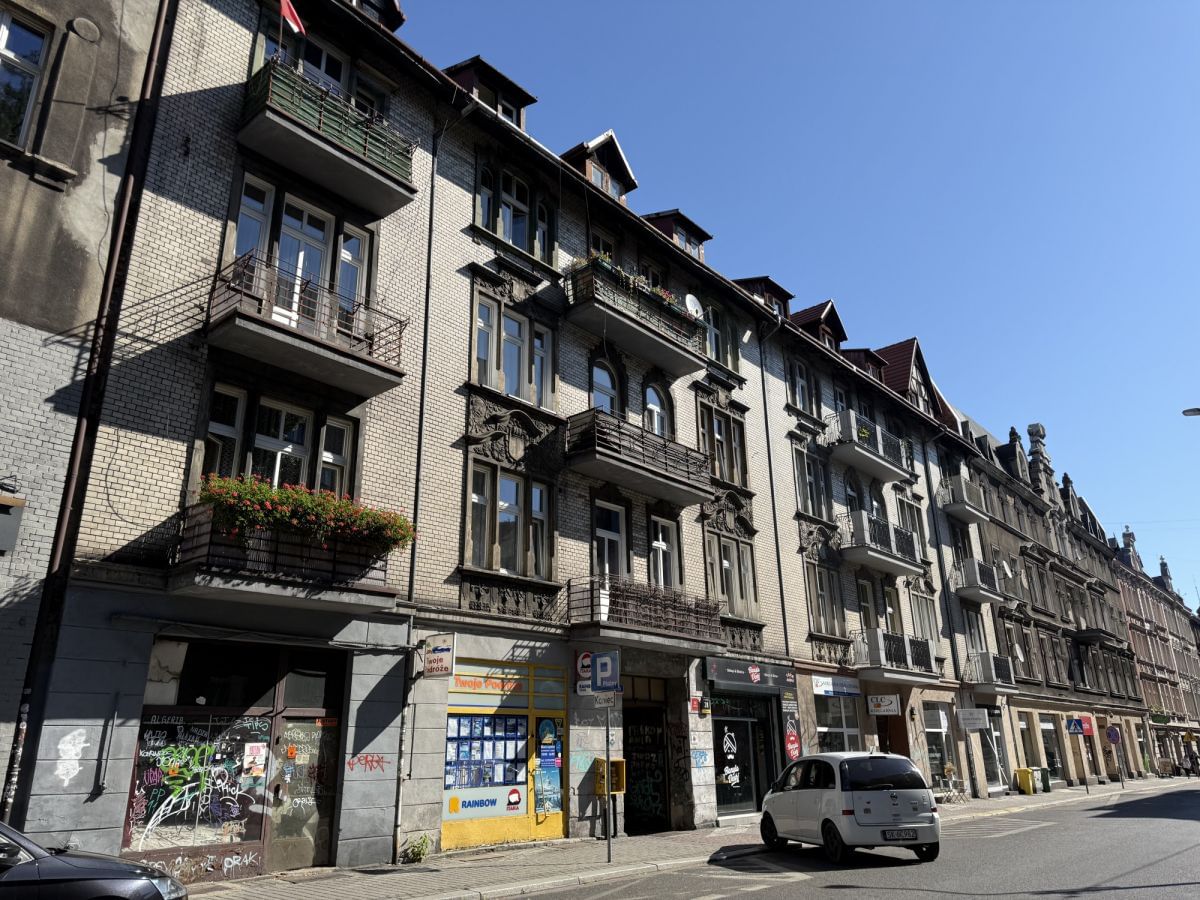 Dom 80 pokojowe na Sprzedaż