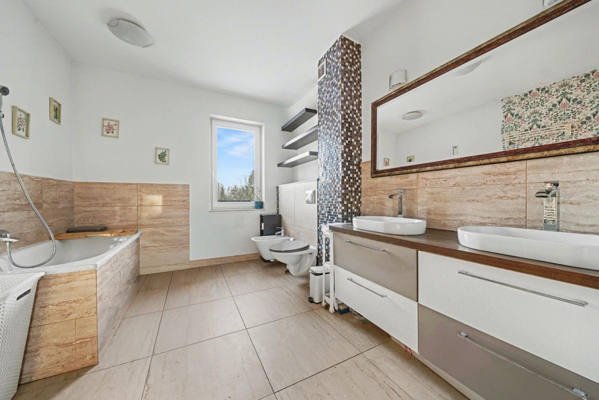 Dom 8 pokojowe na Sprzedaż