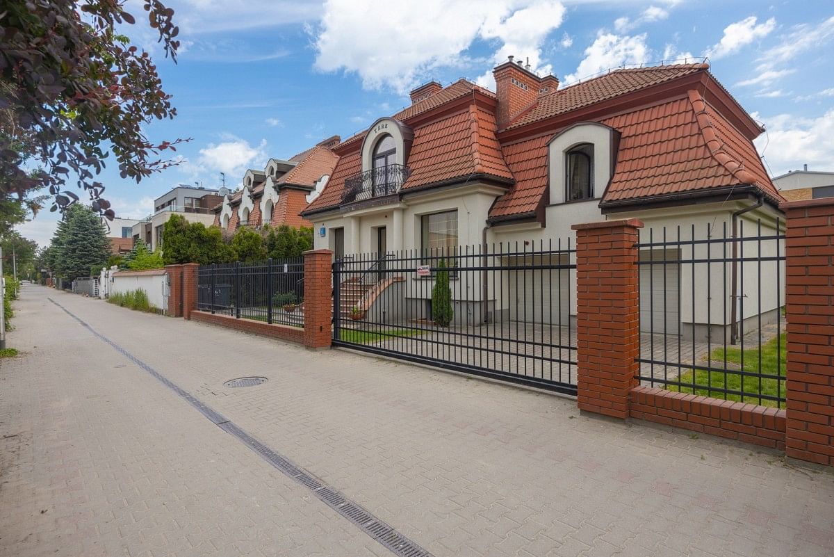 Dom 9 pokojowe na Sprzedaż