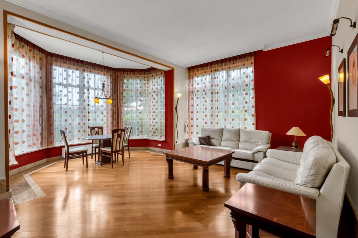 Dom 8 pokojowe na Sprzedaż