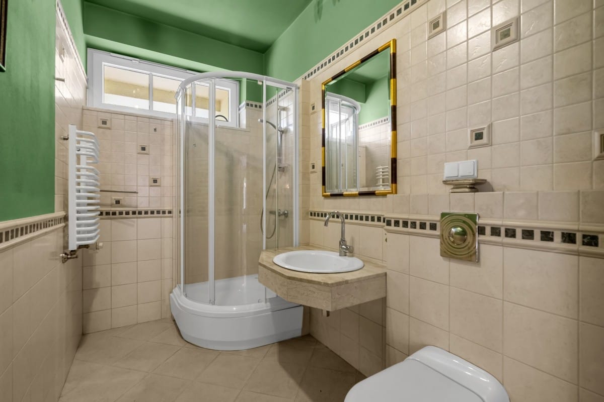 Dom 8 pokojowe na Sprzedaż