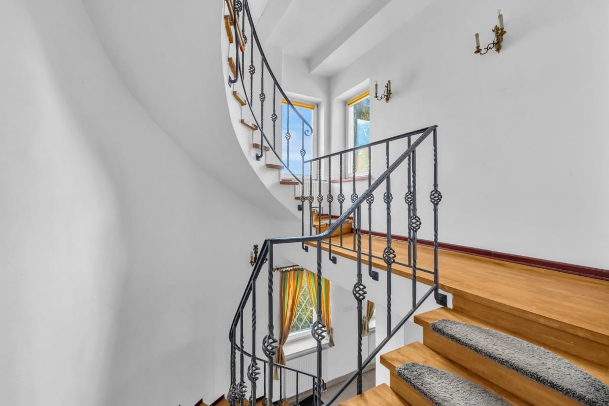 Dom 6 pokojowe na Sprzedaż