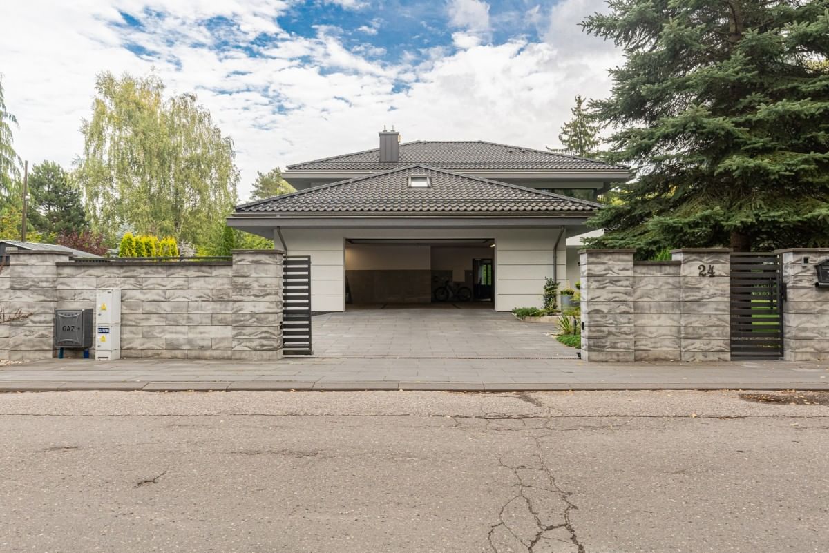 Dom 9 pokojowe na Sprzedaż