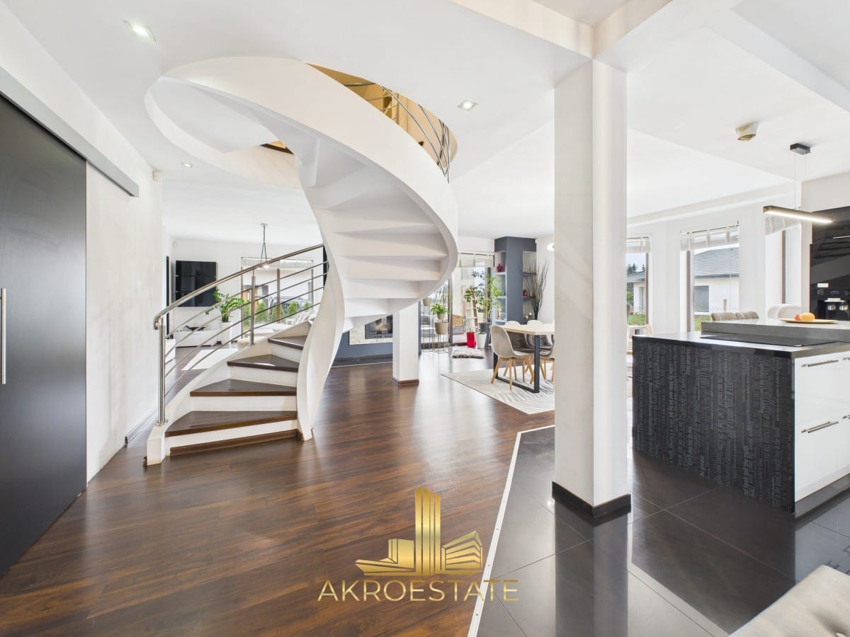 Dom 9 pokojowe na Sprzedaż