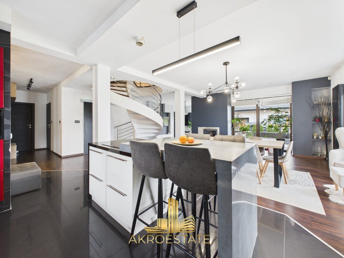 Dom 9 pokojowe na Sprzedaż