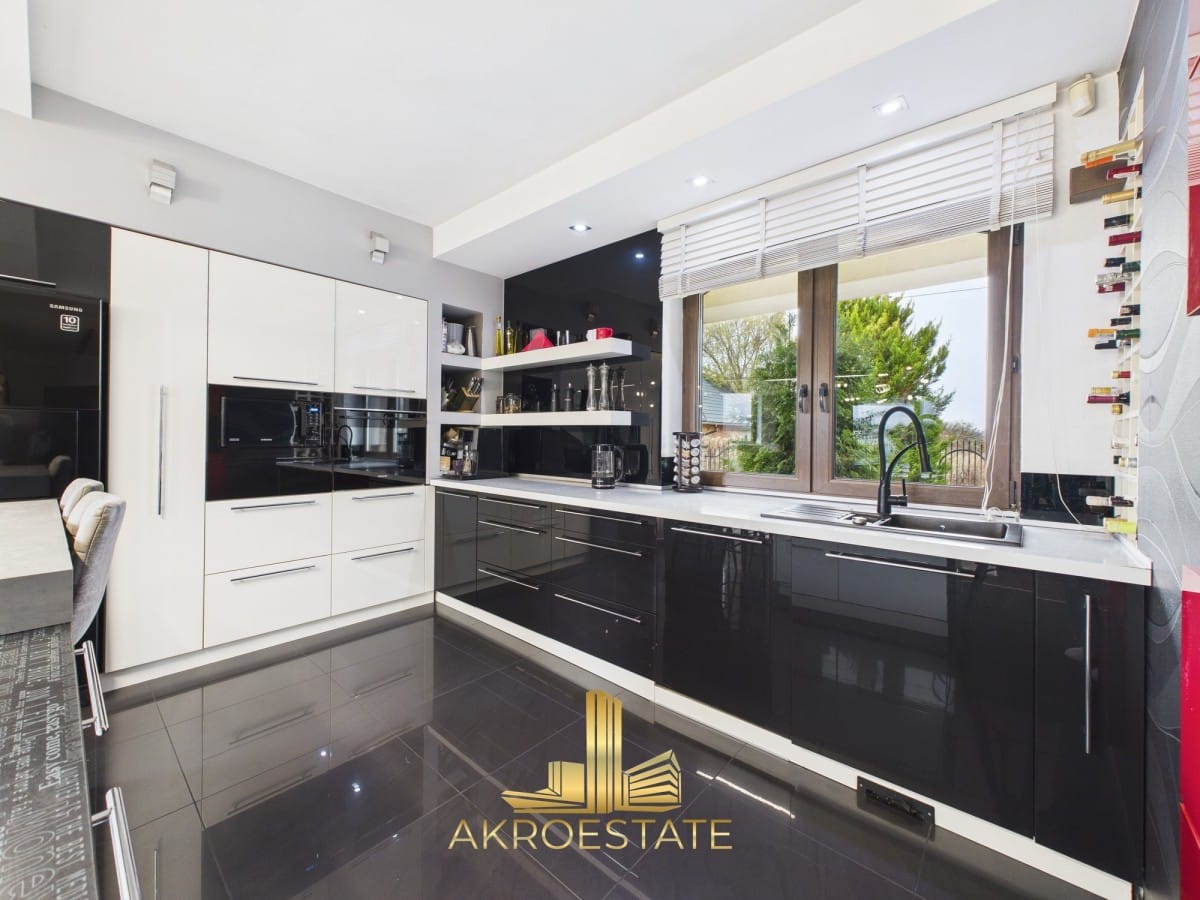 Dom 9 pokojowe na Sprzedaż