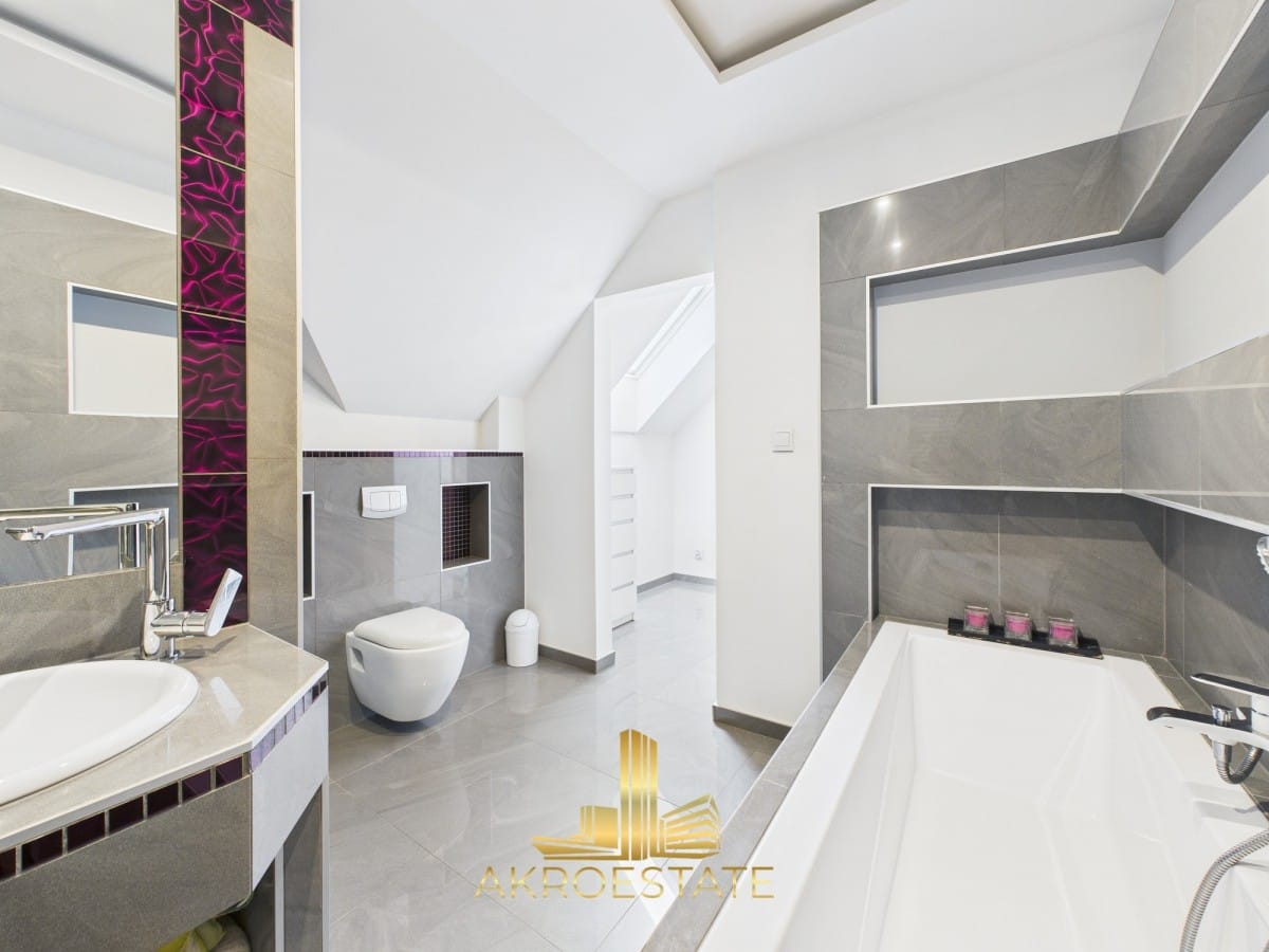 Dom 9 pokojowe na Sprzedaż