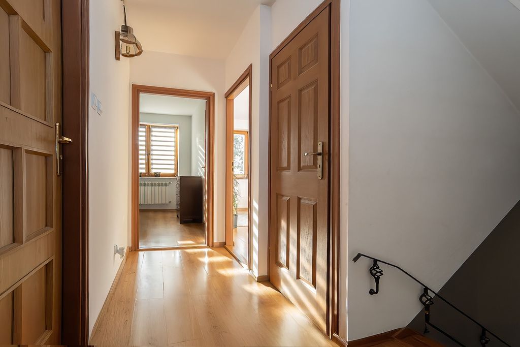 Dom 8 pokojowe na Sprzedaż