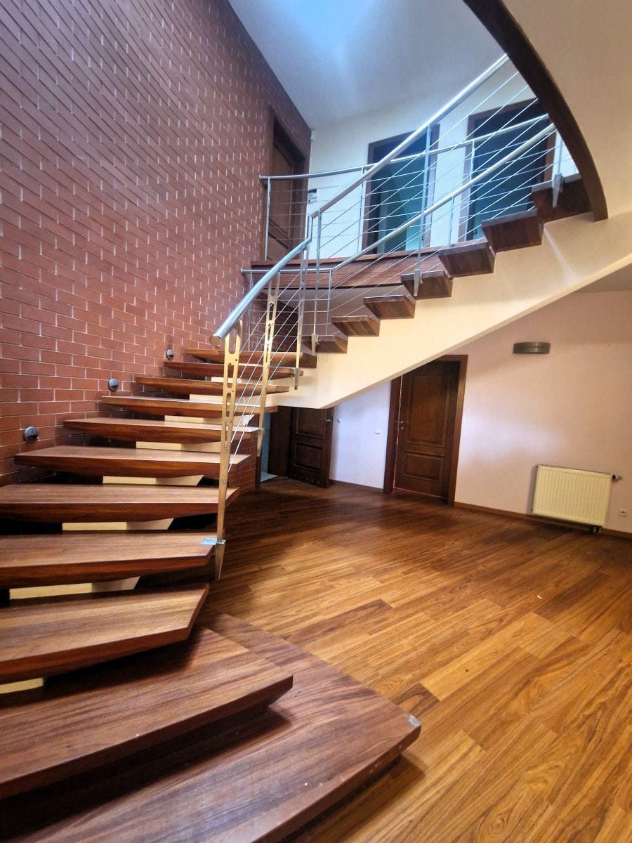 Dom 11 pokojowe na Sprzedaż