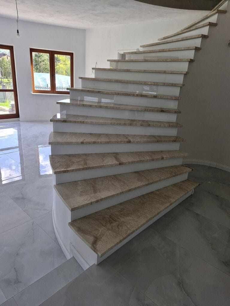 Dom 7 pokojowe na Sprzedaż