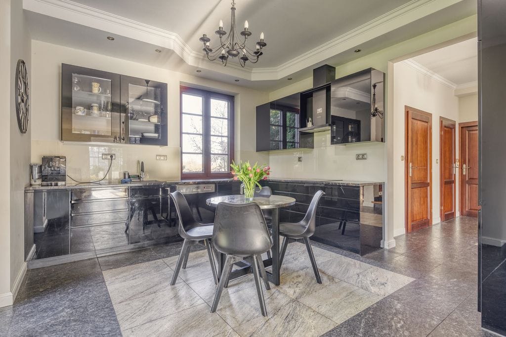 Dom 8 pokojowe na Sprzedaż