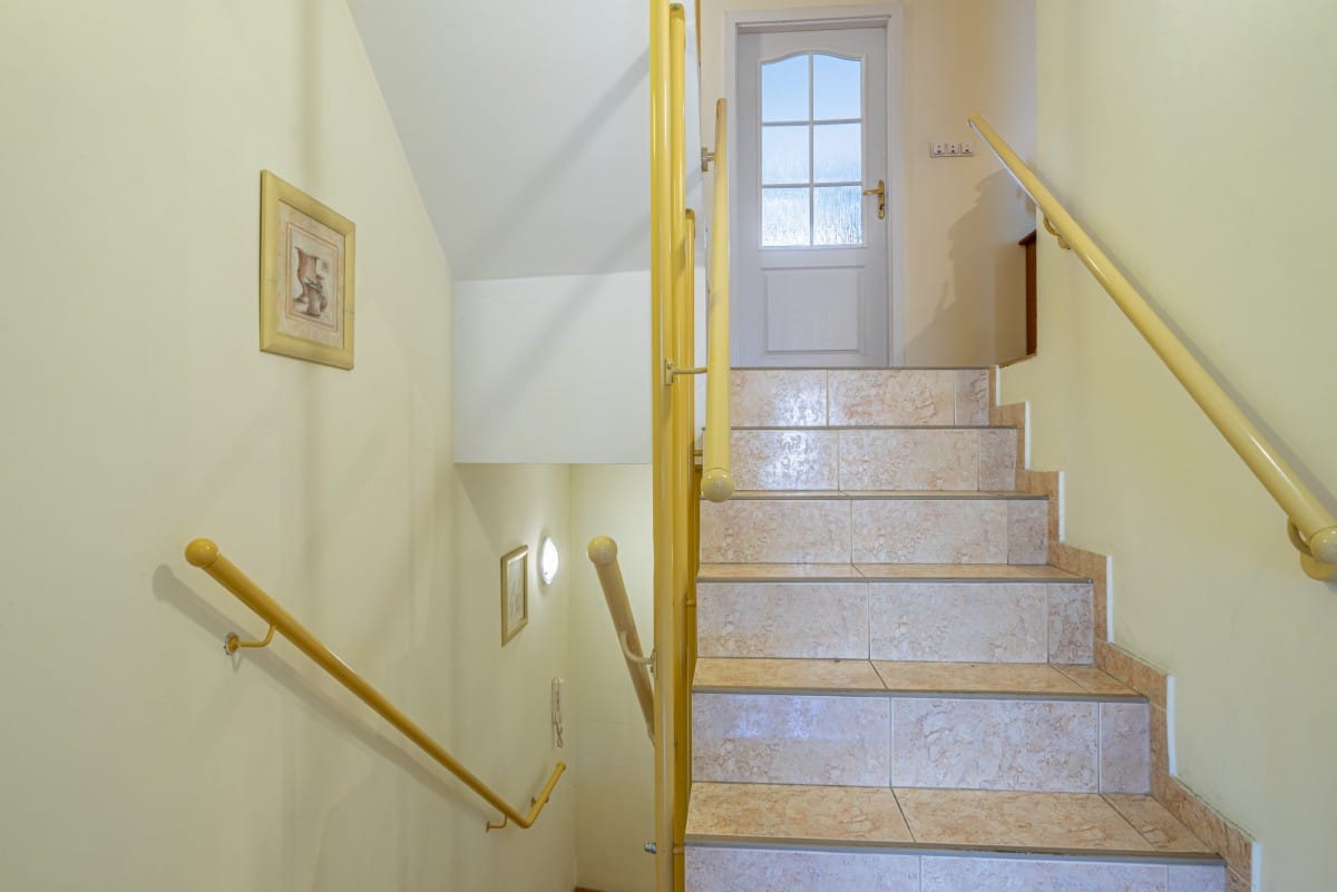 Dom 8 pokojowe na Sprzedaż