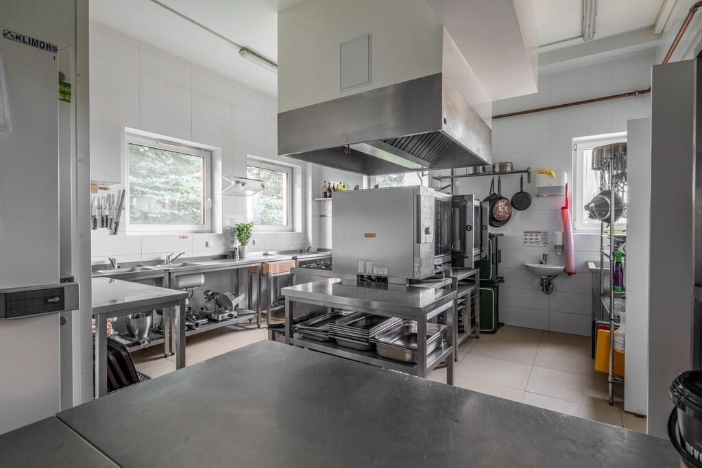 Dom 20 pokojowe na Sprzedaż