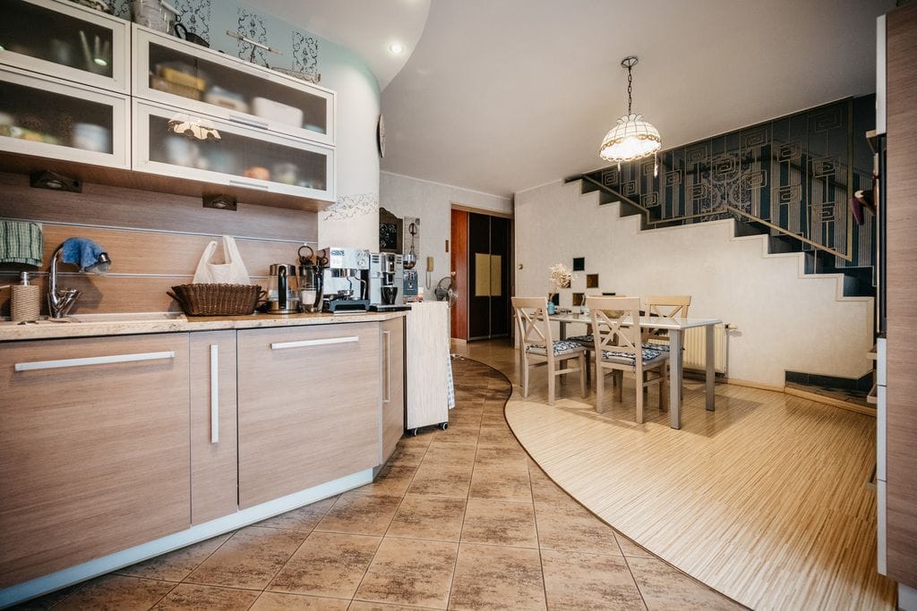 Dom 8 pokojowe na Sprzedaż