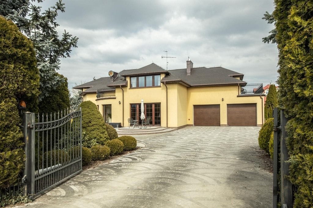 Dom 9 pokojowe na Sprzedaż
