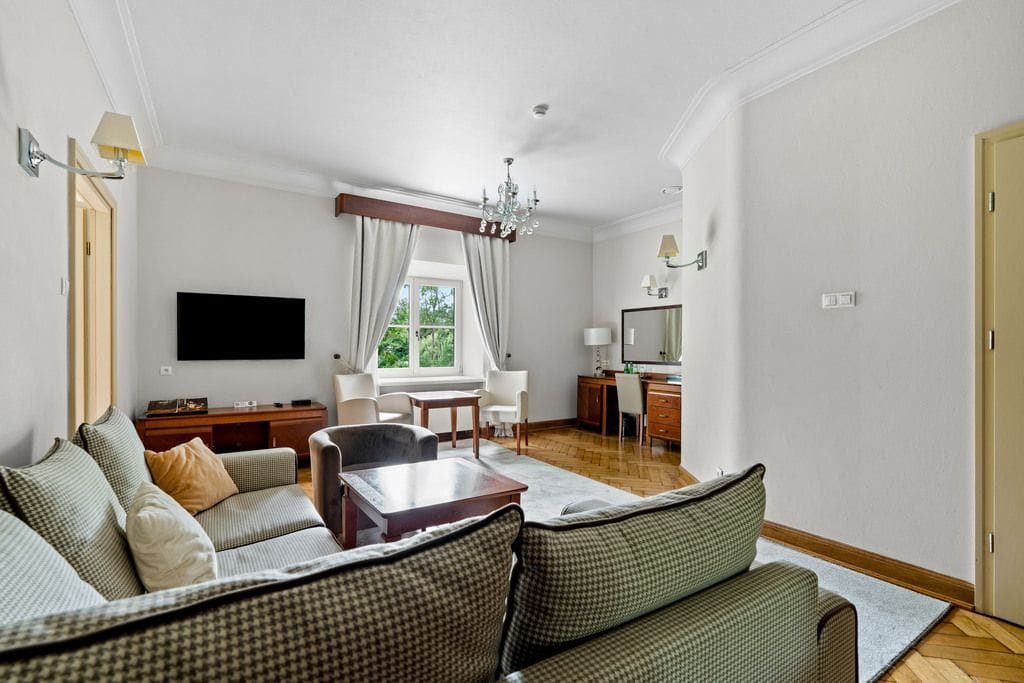 Dom 17 pokojowe na Sprzedaż