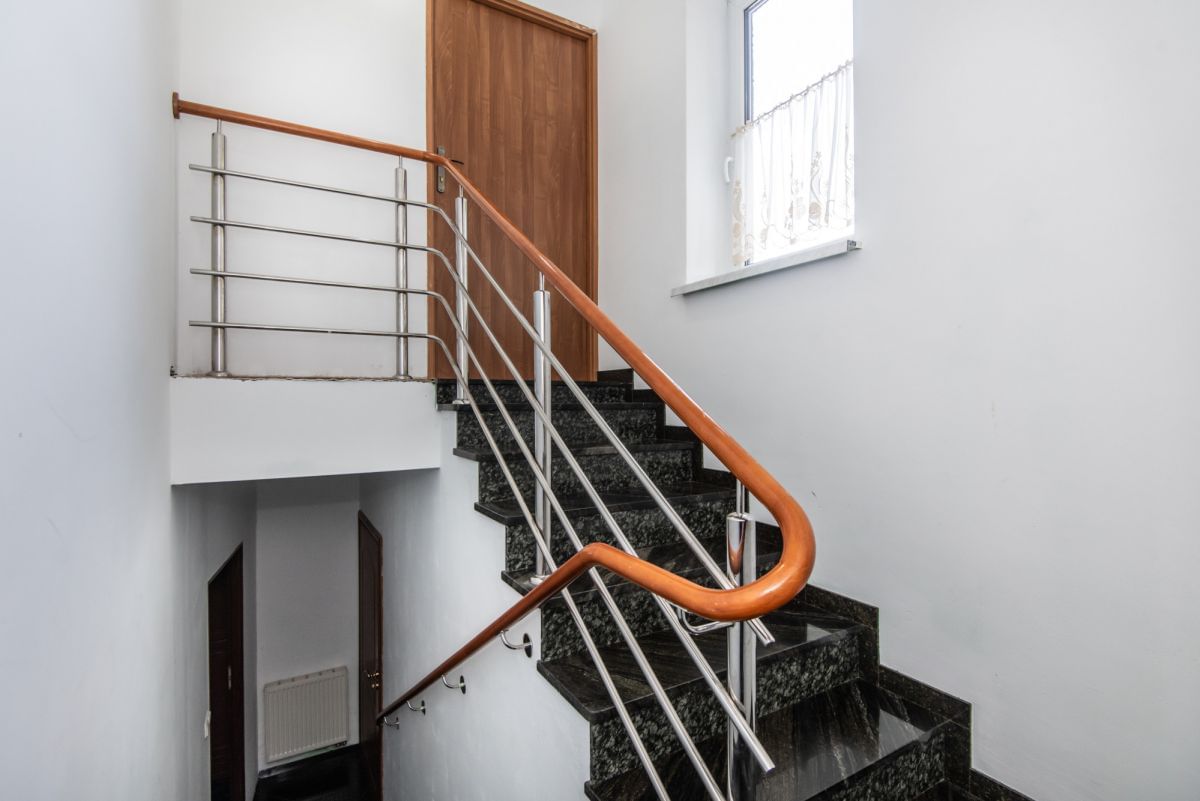 Dom 11 pokojowe na Sprzedaż