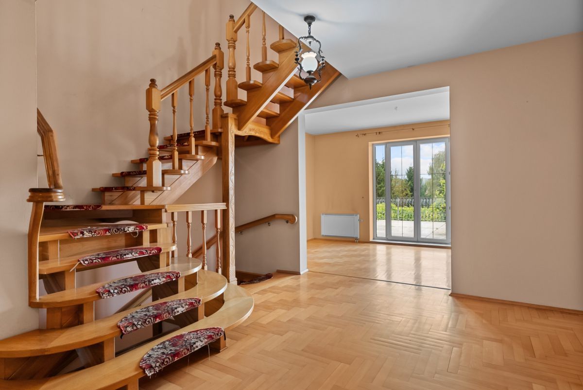 Dom 9 pokojowe na Sprzedaż