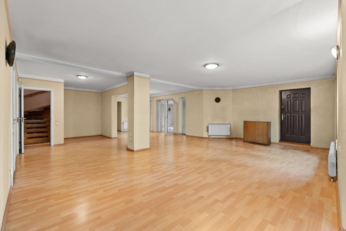 Dom 9 pokojowe na Sprzedaż