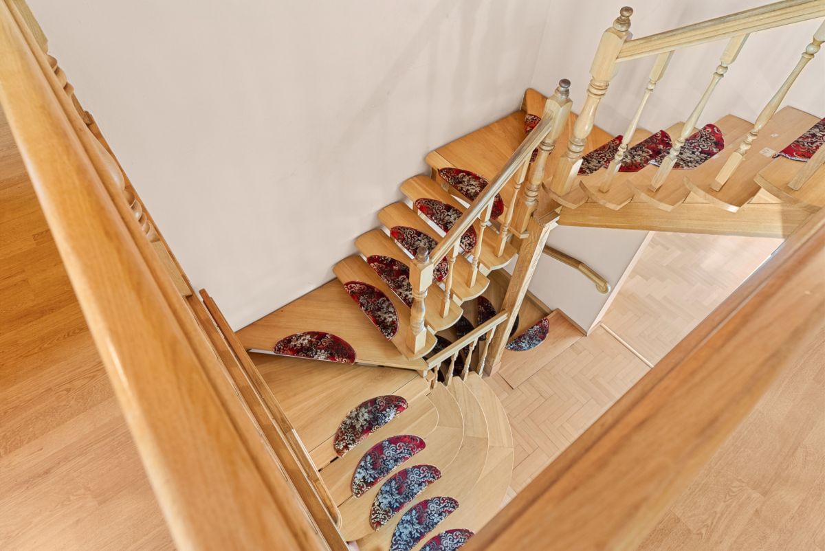 Dom 9 pokojowe na Sprzedaż