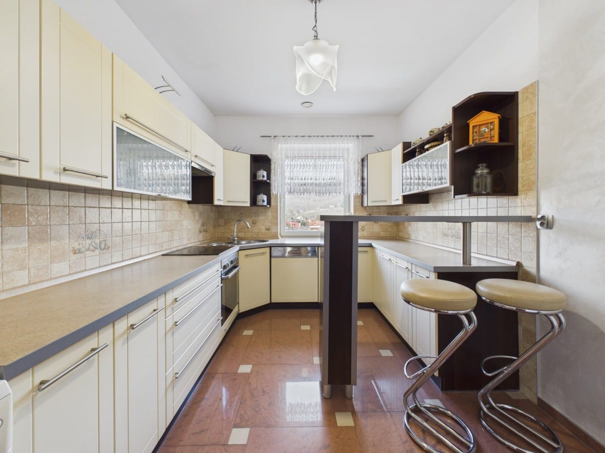 Dom 9 pokojowe na Sprzedaż