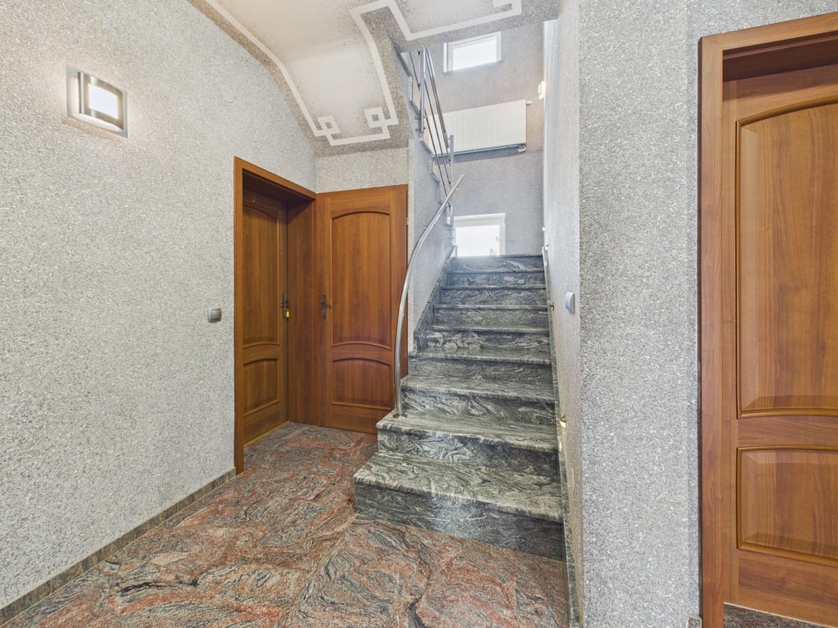 Dom 9 pokojowe na Sprzedaż