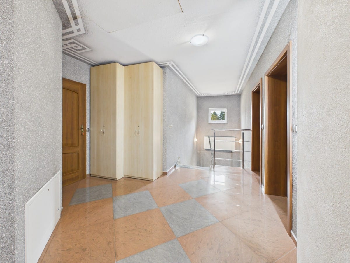 Dom 9 pokojowe na Sprzedaż