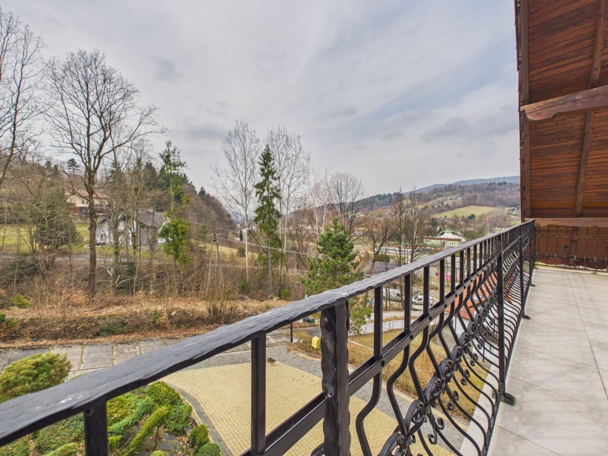 Dom 9 pokojowe na Sprzedaż